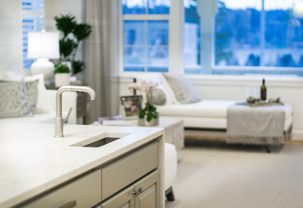 Kuchnia z salonem w stylu skandynawskim - porady i inspiracje